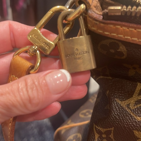 Louis Vuitton Purse -Monogram- very good shape.  Have box and bag original owner - Picture 5 of 15